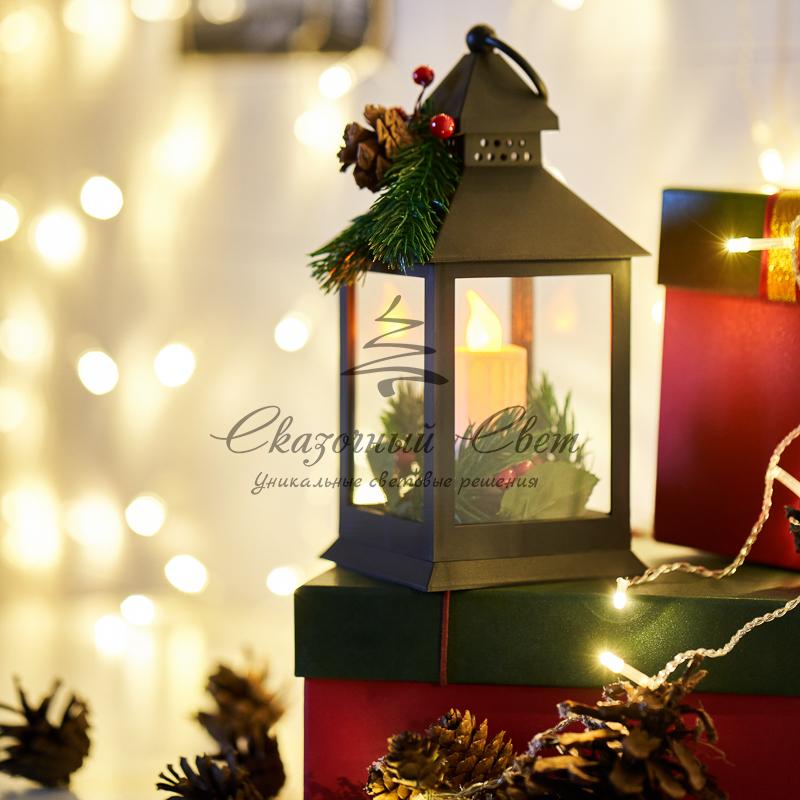 Декоративный фонарь со свечкой и шишкой, черный корпус, размер 10,7x10,7x23,5 см, цвет теплый белый - Image 2