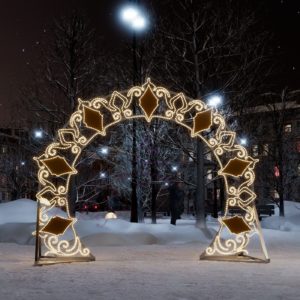 Новогодняя уличная арка с украшениями